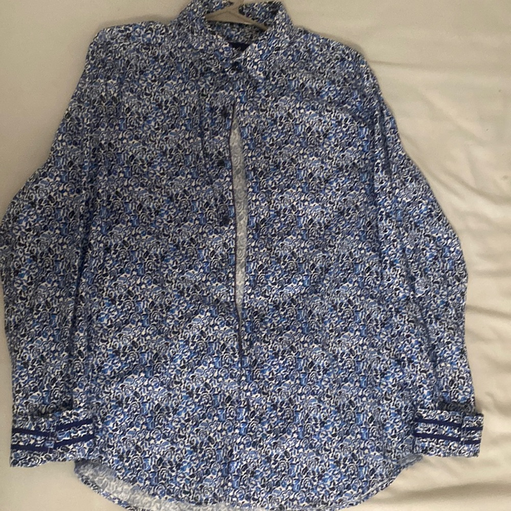 Robert Graham Beautiful flower print button up shirt